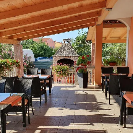 Nikolina Bed and breakfast 3*