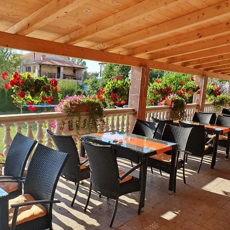 Nikolina Bed & Breakfast